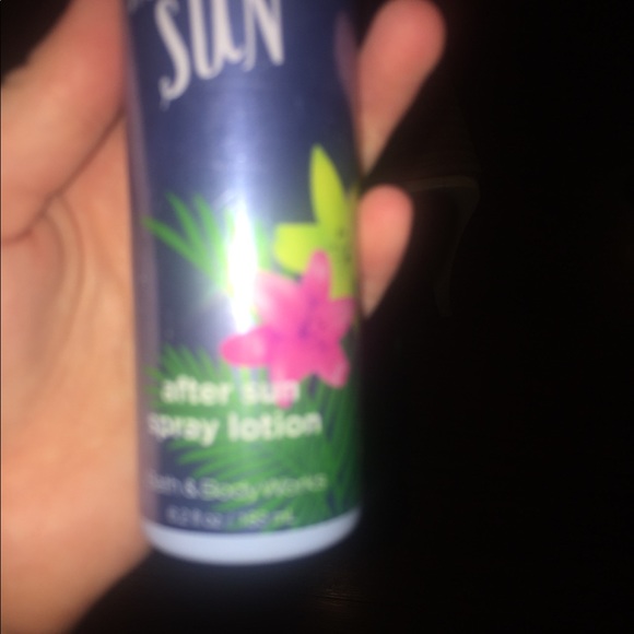 after sun spray. smells just like coconut - Picture 2 of 2